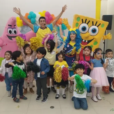 Bob Esponja, Patricio y animadores realizando juegos con niños durante un show infantil en Lima