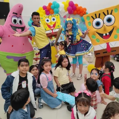 Niños participando junto a Bob Esponja y Patricio en una fiesta temática organizada por Show Happy Kids