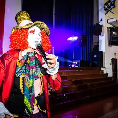musical del show de Alicia en el país de las maravillas