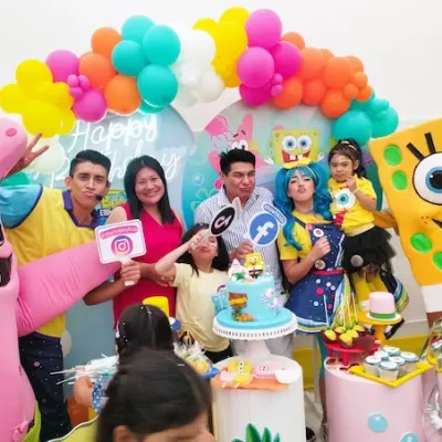 Cumpleaños infantil con temática de Bob Esponja, personajes caracterizados y familiares celebrando