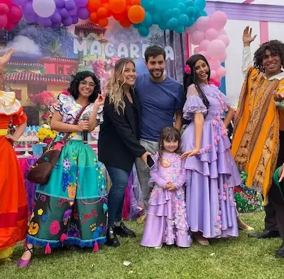 varias personas en show infantil