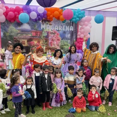 varias personas en show infantil