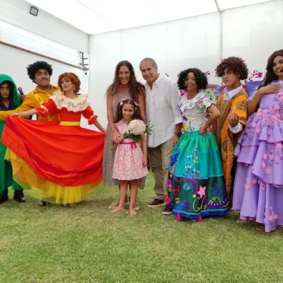 varias personas en show infantil