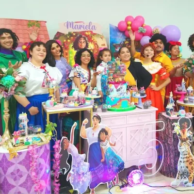 varias personas en show infantil