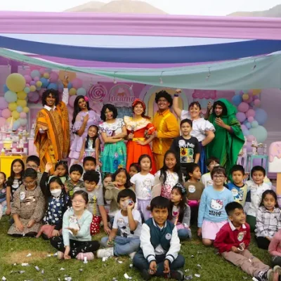 varias personas en show infantil