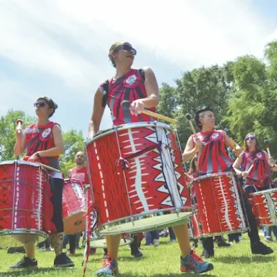 personas bailando en hora loca