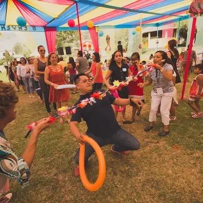 varias personas en show corporativo