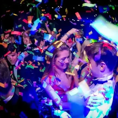 dos personas bailando en show de hora loca