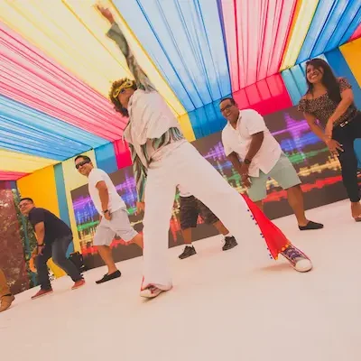 personas bailando en hora loca