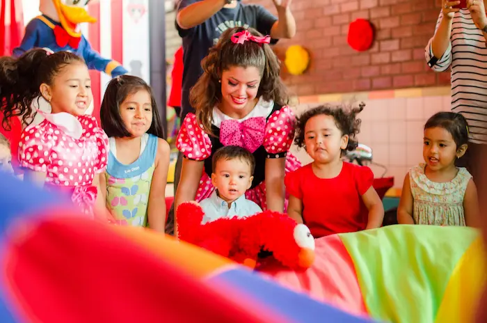varios niños en show de títeres