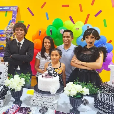 personajes en show de merlina