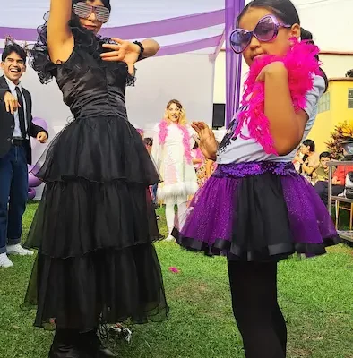 niños en el show de merlina