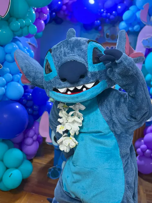Personajes temáticos con ambientación tropical en el show de Lilo y Stitch