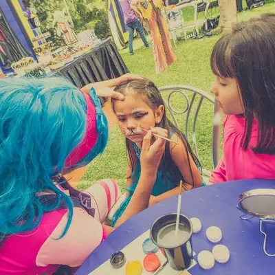 Artistas profesionales en el servicio de caritas pintadas