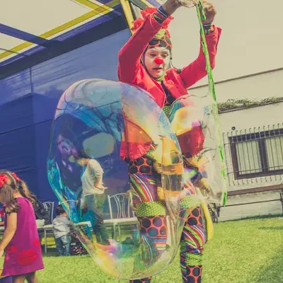 Entretenimiento novedoso en nuestro show de burbujas gigantes