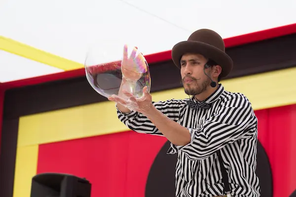 Qué es un show de burbujas gigantes