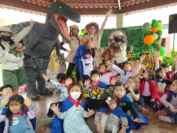 Un show de dinosaurios que transporta a los niños a la era jurásica​