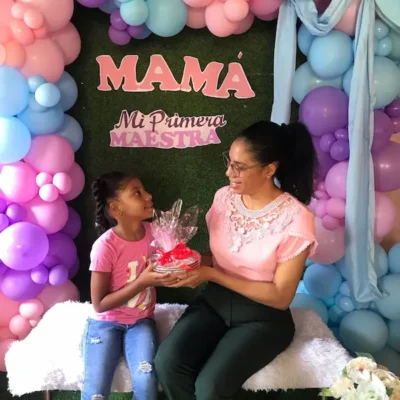 Entrega de rosas y dedicatorias para mamá