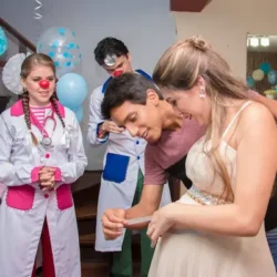 mujer embarazada en fiesta de baby shower