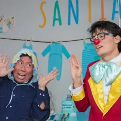 payaso con participante en fiesta