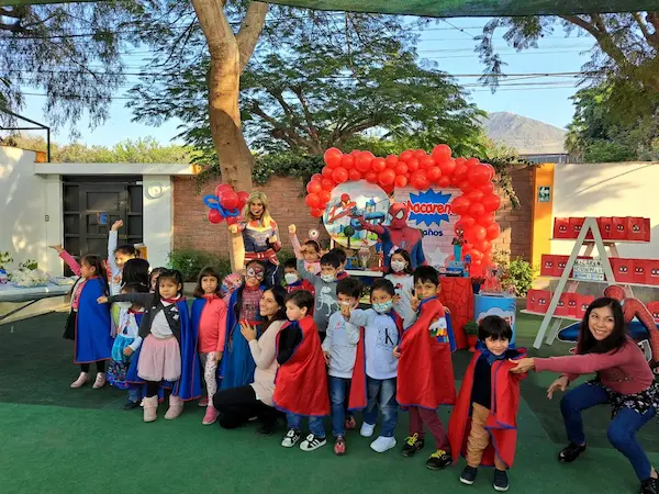 Así viven los niños su fiesta de superhéroes para cumpleaños