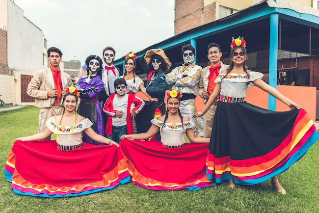 Niños participando en el concurso de disfraces de nuestro show de Halloween