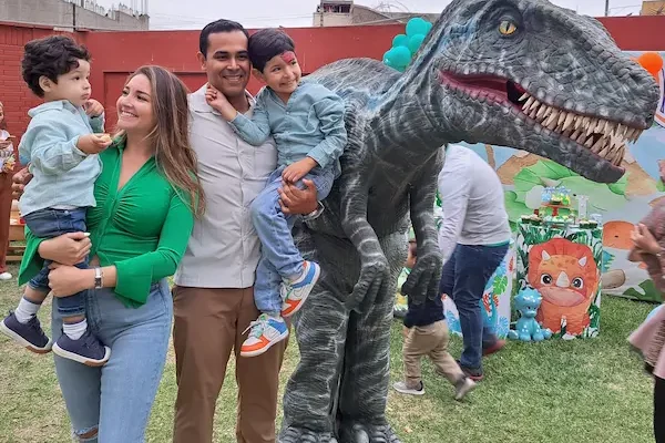 Dinosaurios que sorprenden a los invitados